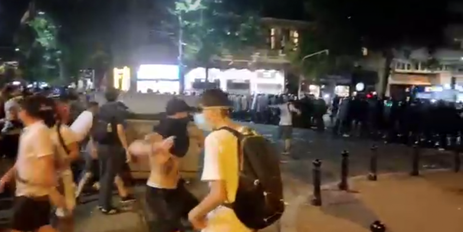 BACIO "TOPOVSKI UDAR" NA POLICAJCE Podnet optužni predlog protiv zgubidana zbog divljanja na Vidovdan