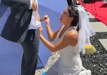 DA LI JE OVO NAJLUĐE VENČANJE IKADA? Mlada klekla, kum se skinuo – mladoženja zanemeo kad ih je video! (VIDEO)