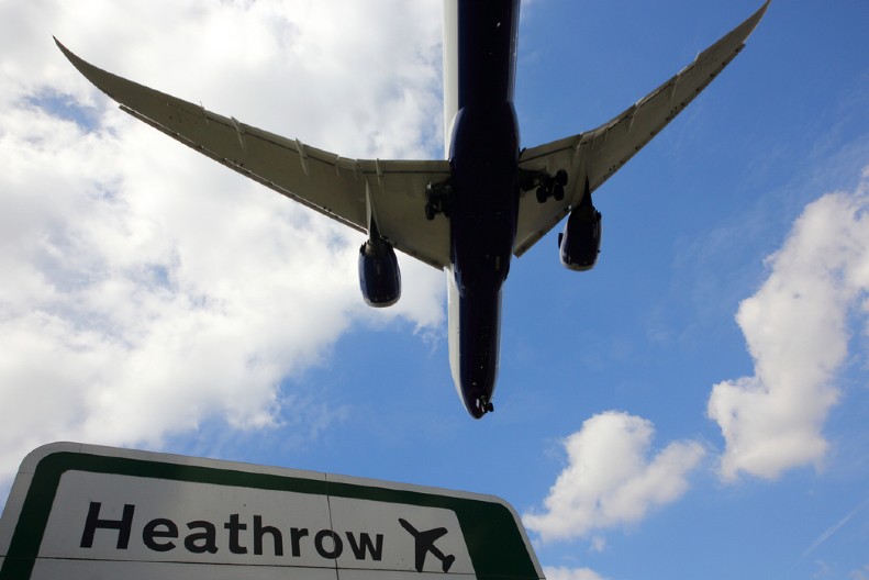 DANAS ZATVOREN VAZDUŠNI SAOBRAĆAJ NAD LONDONOM Avioni kružili nekoliko sati (FOTO)