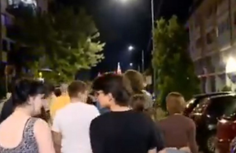 KAO NACISTIČKA FALANGA, A SVE VREME IH PRATI REPORTERKA N1 Ovakvu sramotu Srbija još nije videla (VIDEO)