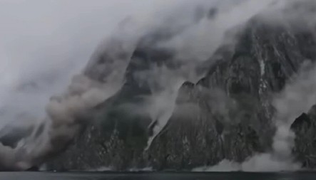 ZEMLJA SE CEPA, LITICE PADAJU U OKEAN Apokaliptični snimci iz Rusije tokom zemljotresa jačine 8,8 Rihtera (VIDEO)