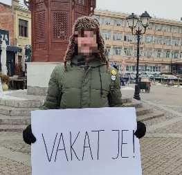 BLOKADNI TERORISTA VELJKO RAKOVIĆ PORUČUJE Mi imamo pravo da kamenujemo, da gađamo flašama, mi imamo pravo na sve! (FOTO/VIDEO)