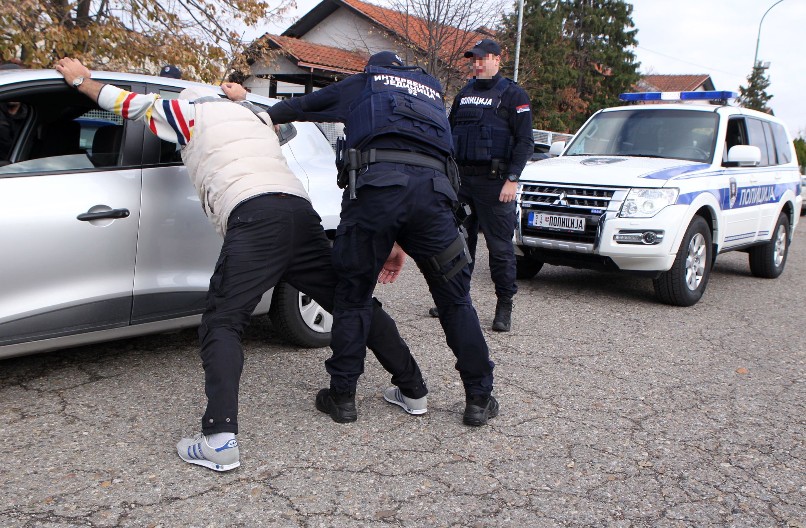 KRVAVI OBRAČUN U LAZAREVCU IZBIO MEĐU MOLERIMA Otkriveno zašto je čovek izboden nožem