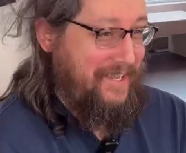 IZGLEDAO JE KAO BESKUĆNIK, A ONDA SE DOGODILO ČUDO Transformacija zbog koje svi plaču - niko ne veruje da je u pitanju ista osoba! (VIDEO)