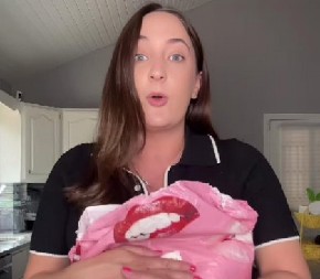 10 GODINA NIJE NI PIPNULA PAKET, A ONDA ŠOK Žena godinama čuvala tuđu pošiljku, kad je videla šta je unutra, umalo se srušila! (VIDEO)