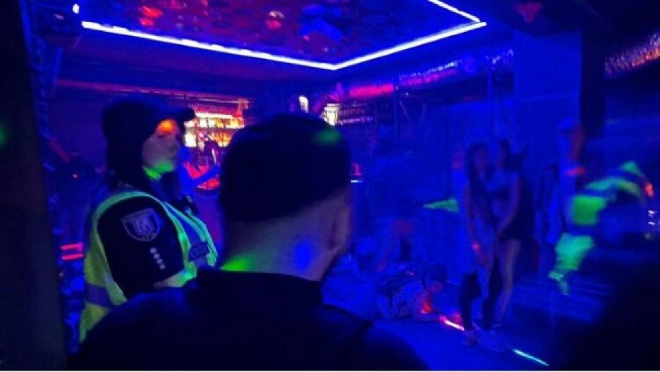 DAN ŽALOSTI PRETVOREN U RAZVRAT! Policija upala na gej orgije u centru Kijeva! (VIDEO)