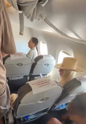 CECA I KARLEUŠA OČI U OČI Srele su u istom avionu, sedele jedna iza druge, evo kako su se ponašale (VIDEO)