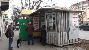 DOBILI NA LUTRIJI, PA IH POTERAO MALER Ostavili listić na kauču, kad su se probudili usledio je šok