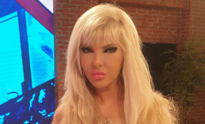 JAMI SE UTESNILA U ROZE KUPAĆI! Skinula se i pokazala izvajano telo u 59. godini (FOTO)