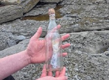 MISTERIOZNA PORUKA U BOCI ZAPREPASTILA TURISTE Kada su pročitali ove tri reči, vilica im je pala od šoka, reagovala i policija! (FOTO)