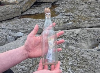 MISTERIOZNA PORUKA U BOCI ZAPREPASTILA TURISTE Kada su pročitali ove tri reči, vilica im je pala od šoka, reagovala i policija! (FOTO)