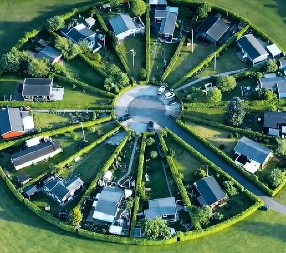 KRUŽNO SELO U DANSKOJ JE PRAVO REMEK- DELO Ideji se divi ceo svet, a u ovoj oazi nadomak grada uživaju stanovnici Kopenhagena