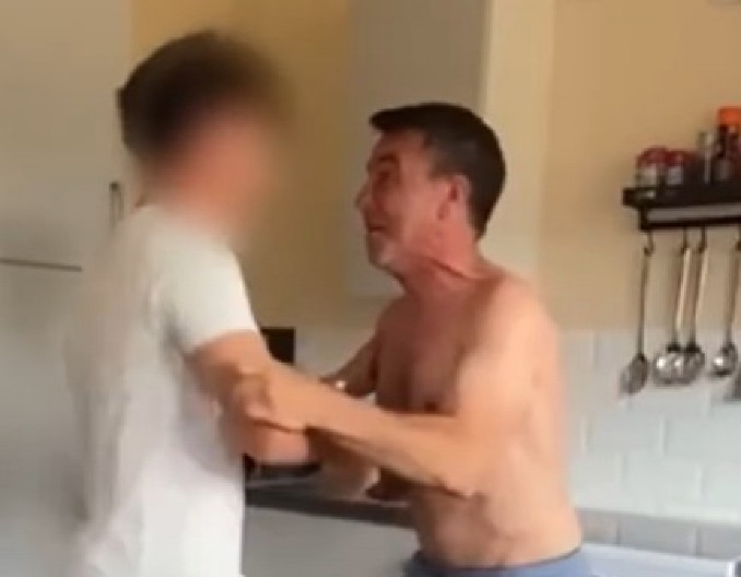 POSLE BORBE SA RAKOM, STIGLA NAGRADA ŽIVOTA! Otac sinu otkrio da su osvojili milion na lutriji – suze i zagrljaji obišli svet (VIDEO)