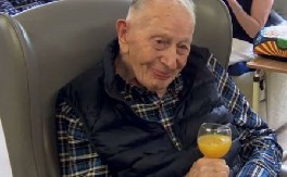 ROĐEN ISTE GODINE KAD JE POTONUO TITANIK Ima 113 godina i svakog petka se počasti ovim nezdravim obrokom, tvrdi da je to njegova tajna