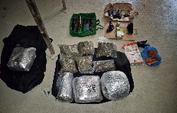 USPEŠNA ZDRUŽENA POLICIJSKA AKCIJA Uhapšene su dve osobe, zaplenjeno je oružje i veća količina narkotika