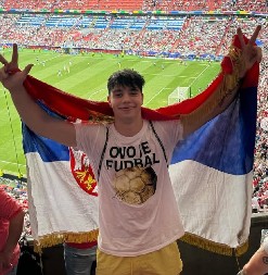 ZGROZIO JAVNOST SNIMKOM KOD HRAMA! TikToker šokirao Srbiju, a devojka mu uhapšena zbog napada na policiju! (VIDEO)