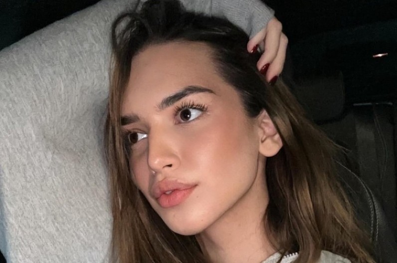 ĆERKA NATAŠE BEKVALAC U ŠOK IZDANJU! Sedi kraj bazena, ne podiže glavu, svi se pitaju jedno (FOTO)