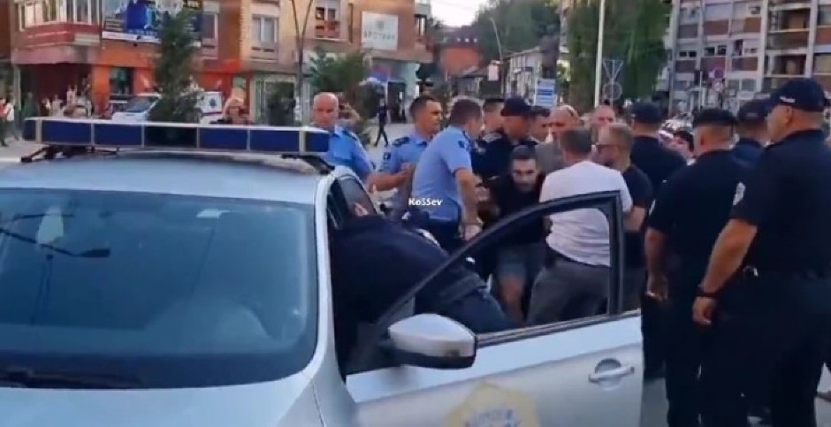 ŠOKANTAN VIDEO HAPŠENJA SRBINA U SEVERNOJ MITROVICI! vMinistar Starović upozorava na policijsku okupaciju kakvu Evropa ne pamti (VIDEO)
