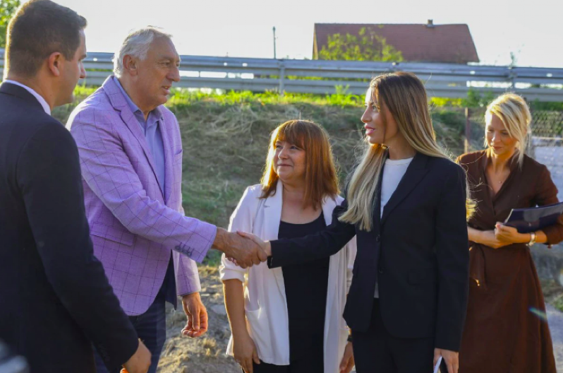 KARAVUKOVO, DERONJE I SRPSKI MILETIĆ OD SREDINE SEPTEMBRA DOBIJAJU NOVI SJAJ Biće završene pešačke staze sa rasvetom, uloženo 26 miliona dinara! Ministarka Mesarović najavila nove projekte