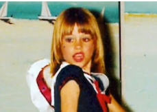 DA LI ZNATE KO JE OVA PLAVOKOSA DEVOJČICA?  Danas je prava bomba od žene, frajeri joj jedu iz ruke, a ni za milion godina je ne biste prepoznali