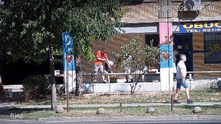 UNIŠTAVAJU SVE ŠTO JE SRPSKO! Bruka i divljaštvo blokadera na Limanu: Krenuli na srpske trobojke! (FOTO)