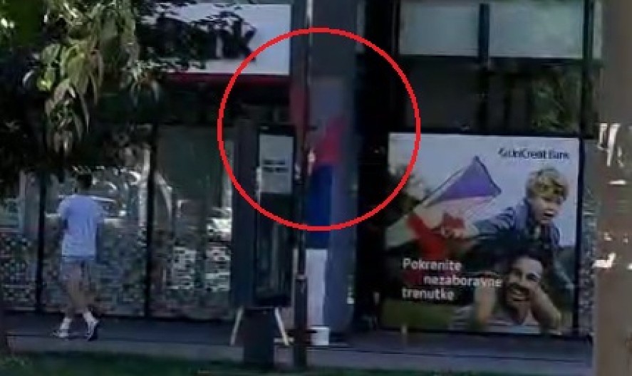 ANTISRPSKI I USTAŠKI! Pogledajte kako su zgubidani blokaderi prekrečili srpsku zastavu u Novom Sadu!