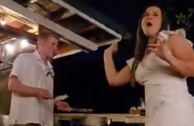 NAJLEPŠI DAN PRETVOREN U JAVNO PONIŽENJE Svekrva nasrnula na mladu pred svim gostima – brutalni potez koji je ZGROZIO svet! (VIDEO)