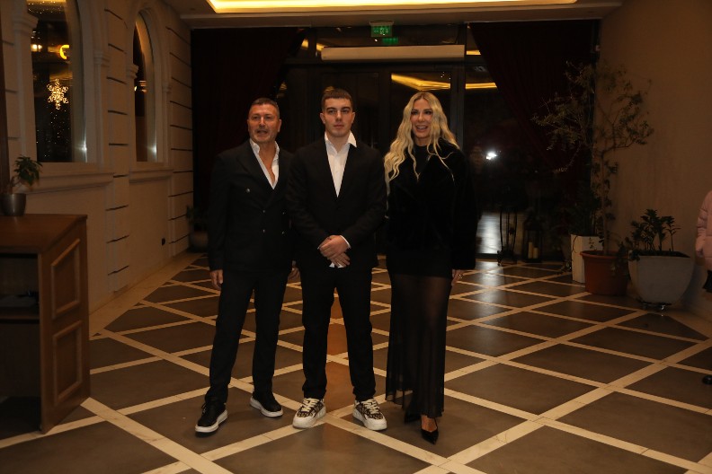 SIN VESNE I ĐOLETA ĐOGANIJA NAPRAVIO HAOS NA PRIMORJU Niko nije skidao pogled sa naslednika pevačice i densera (FOTO)