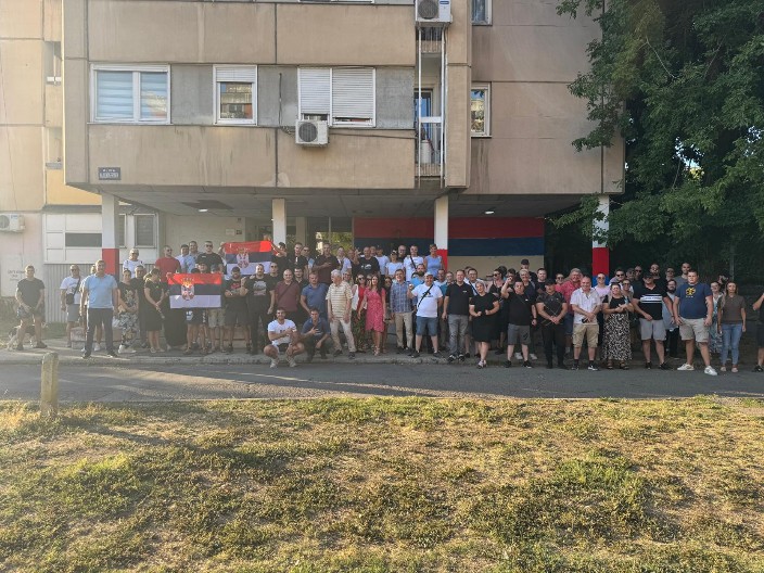 PRELEPA SLIKA IZ NOVOG SADA Srpska trobojka ponovo je oslikana na zgradi na Limanu (FOTO)