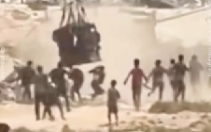 DEČAK (14) IMAO JEZIVU SUDBINU, PREMINUO NA LICU MESTA! Kutija humanitarne pomoći pala na njega (FOTO/UZNEMIRUJUĆ VIDEO)