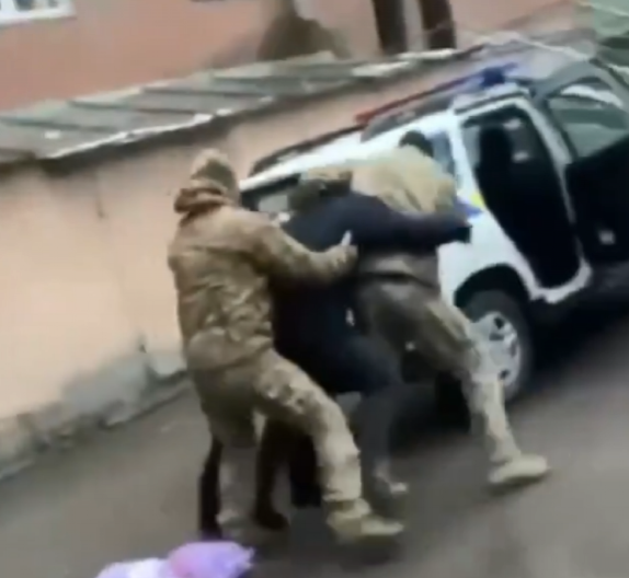PRESRELI ČOVEKA NASRED ULICE, NASILNO GA UVUKLI U KOLA Jeziva mobilizacija u Ukrajini (VIDEO)