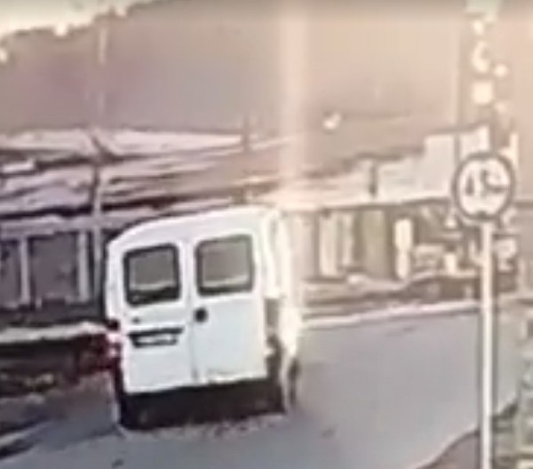 ON JE SPASAO DEVOJČICU (4) IZ SMRSKANOG KOMBIJA U RAKOVICI Aleksandar je čuo  plač a potom je ugledao jeziv prizor