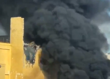 PILOT STIGAO DA IZUSTI SAMO OVE 4 REČI, A ONDA NASTAJE HOROR: Zabeležen jeziv snimak aviona koji se zakucao u zgradu (VIDEO)