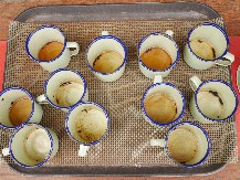 SKIDA SVE MRLJE OD KAFE I ČAJA KOJE NIKAKO NE MOŽETE DA OPERETE Iskoristila je jedan proizvod koju nikada ne biste pomislili da sipate na sudove