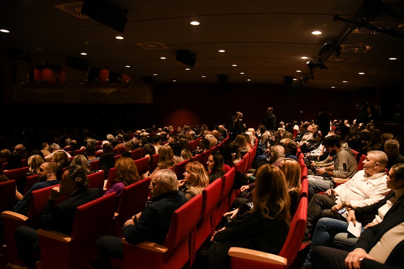 KRV NIJE VODA! Marko Šabanović oduševio sve u Teatru Odeon, nakon premijere predstave “Kralj Cigana”!