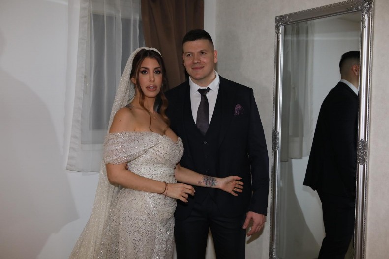 SLOBA RADANOVIĆ SA SUPRUGOM ISPOŠTOVAO TRADICIONALNE SRPSKE OBIČAJE Javno drugim ljudima dali pravi primer!