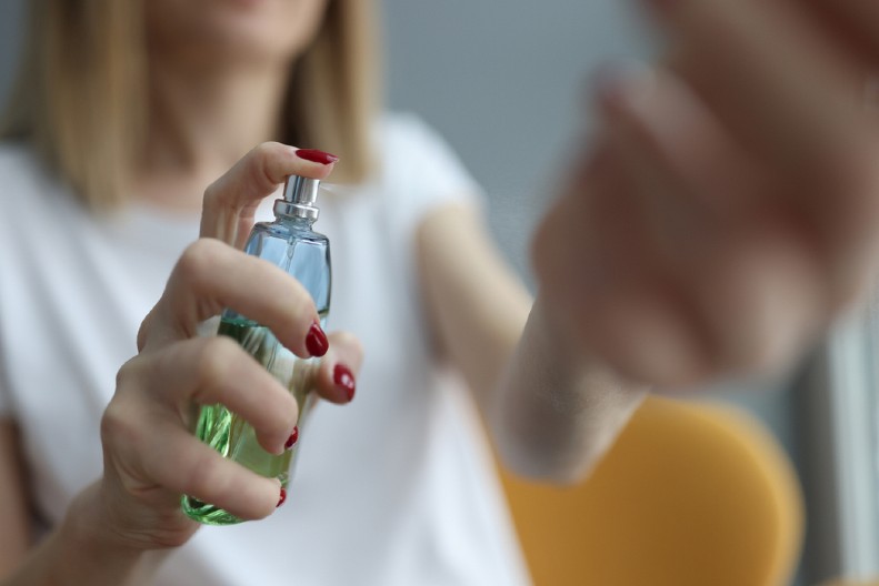 3 PARFEMA KOJI ĆE SVI NOSITI 2025 Sveži, elegantni i luksuzni za svaki trenutak (FOTO)