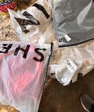 KUPOVINA PREKO INTERNETA SE PRETVORILA U HOROR Devojka otvorila paket i zatekla jeziv prizor – "Vrisnula sam, pokazao mi je očnjake!"