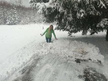 ZORICA NA JEDNOM RAMENU NOSI PUŠKU, NA DRUGOM LEKOVE ZA BOLESNE! Dobra vila sa Radan planine - grad menjala za divljinu! (FOTO)