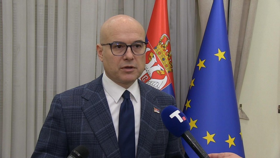 "IZVOĐENJE MALOLETNE DECE NA PROTESTE JE NEZAKONITO" Obraćanje premijera Srbije Miloša Vučevića (VIDEO)