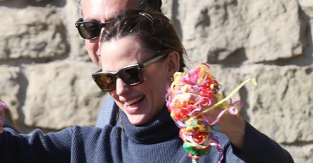 OVAJ DŽEMPER I FARMERKE SU PROVERENA KOMBINACIJA Nabacite ih na sebe kada ne znate šta da obučete, ima da zablistate za čas