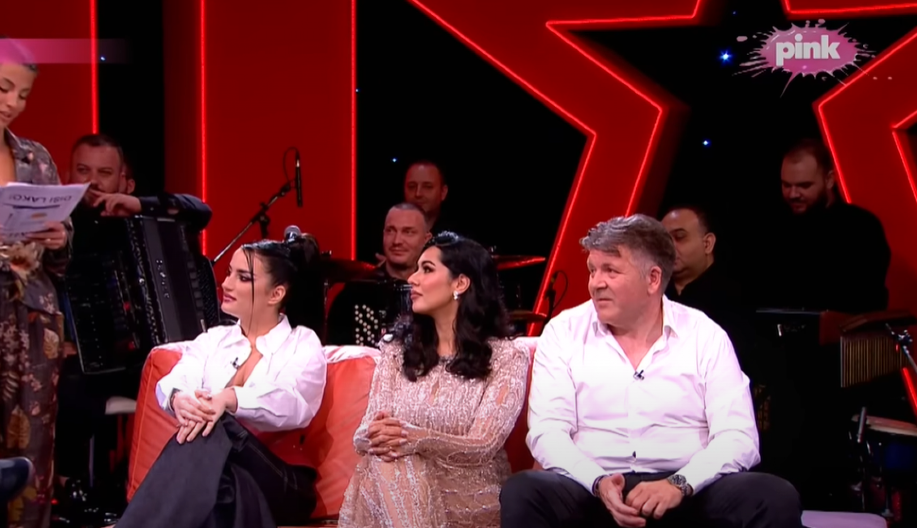 "VITLAO JE PIŠTOLJEM ISPRED MENE!" Naša pevačica otkrila detalje jezive scene na nastupu: "Bio pijan i unosio mi se u lice"