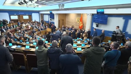 OPOZICIJA ZAMALO LINČOVALA PREMIJERA CG Totalni haos u Skupštini, oglasio se i Mandić