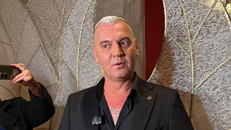 SUZE RADOSNICE MILANA MILOŠEVIĆA! Snimio majku kako hoda na štakama nakon mnogih operacija