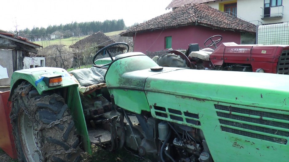 TRAKTOR POSLE KONTAKTA SA AUTOM SLETEO U JARAK Izgubio kontrolu pa završio zbog povreda u bolnici
