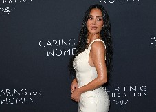 SLOMILA NOGU, PA URADILA NEŠTO JEZIVO Kim Kardašijan nije dozvolila da je povreda zaustavi u poslu, morate da vidite ovu scenu