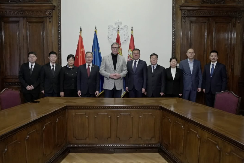 POSEBNA PAŽNJA POSVEĆENA ZNAČAJU RAZMENE ISKUSTAVA U LEČENJU NAJTEŽIH BOLESTI Vučić sa kineskim vojnim zdravstvenim radnicima o unapređenju saradnje u medicini (FOTO)