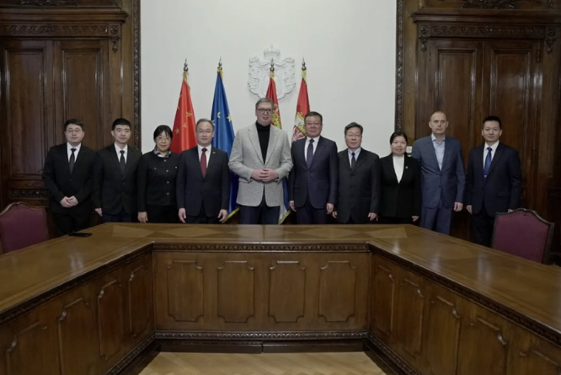 POSEBNA PAŽNJA POSVEĆENA ZNAČAJU RAZMENE ISKUSTAVA U LEČENJU NAJTEŽIH BOLESTI Vučić sa kineskim vojnim zdravstvenim radnicima o unapređenju saradnje u medicini (FOTO)