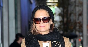 DA LI JE ONA NORMALNA? Kejti Holms po ciči zimi nosi letnji detalj, bukvalno smo se smrzli kada smo je videli