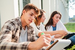 MLADI MISLE DA SU BEZBEDNI, ALI SE STAROSNA GRANICA POMERILA Zbog ovog oboljenja godišnje umre 50.000 ljudi u Srbiji